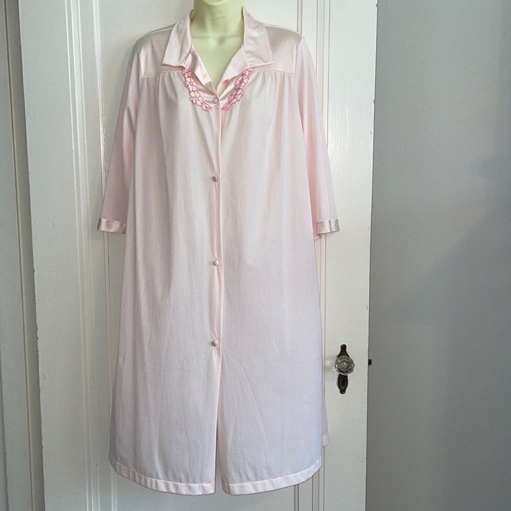 Vtg 70s/80s Vanity Fair pink nylon robe with floral embroidery & 3/4 sleeves